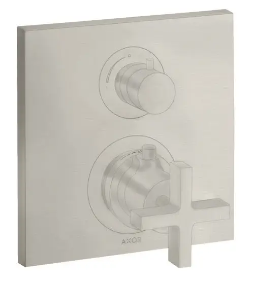 Thermostatarmatur von AXOR mit zwei Bedienelementen, einem Kreuzgriff und einem integrierten Absperrventil in Edelstahloptik, montiert auf einem quadratischen Platten-Hintergrund.